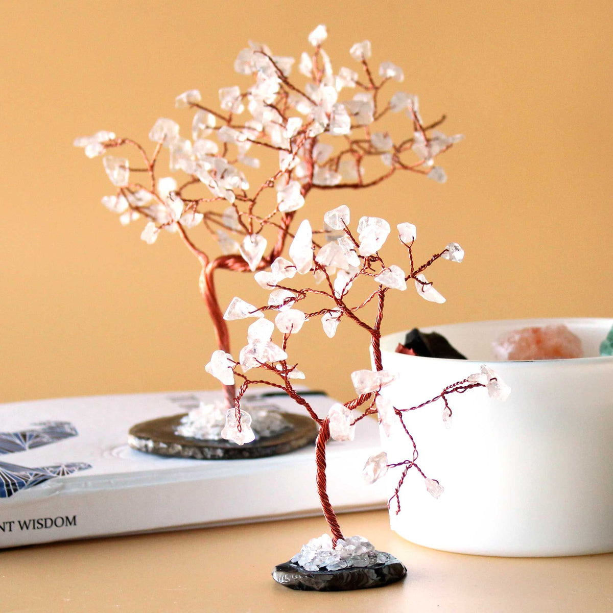 Árbol de piedras preciosas: Cuarzo de roca sobre base de ágata negra (35 piedras) - Gemstone Wishing Trees