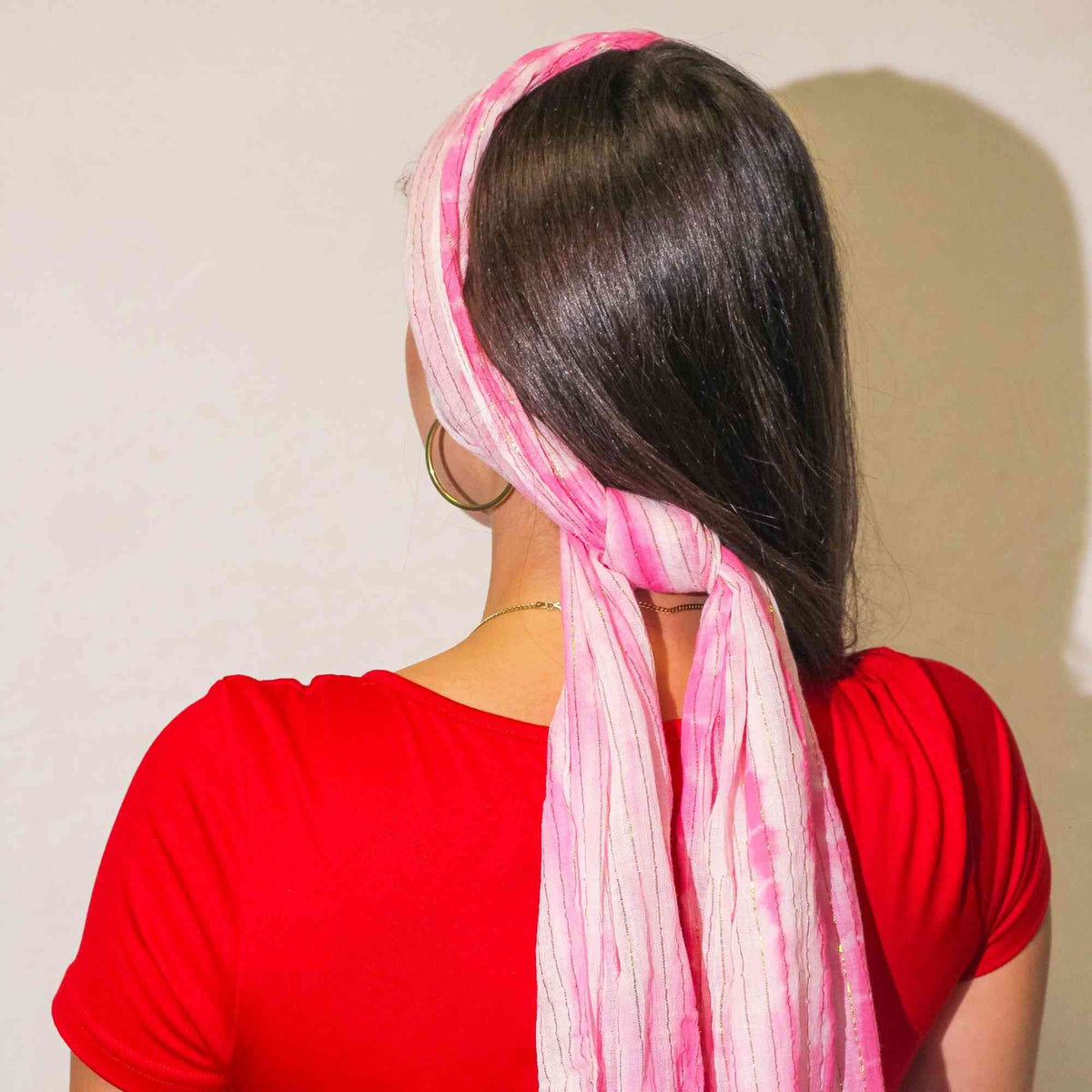 Nomad Sari Bufanda rosa brillante para fiestas – Hilo dorado (180×50 cm) - algodón boho chic brillo sutil | El Bazar de Tizar