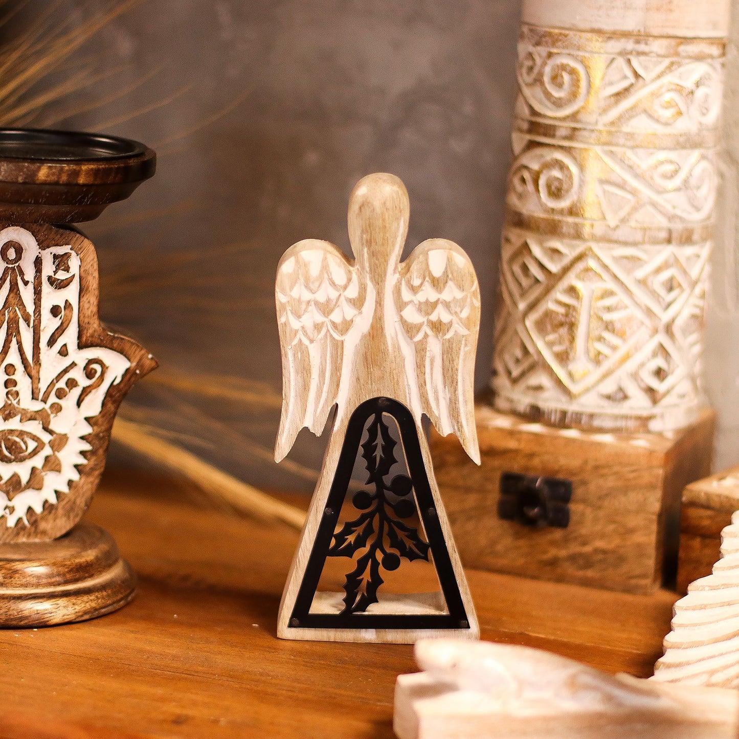 Ángel de madera de mango - acabado lavado blanco con recorte decorativo de hierro
