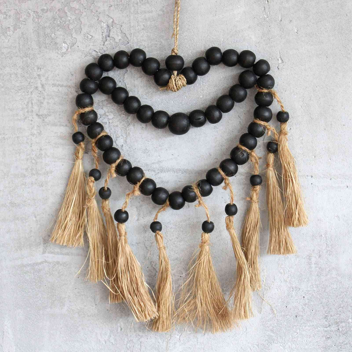 Móvil Decorativo Corazón Pequeño · Rafia y Cuentas de Madera de Pino - artesanal bohemio boho-chic | El Bazar de Tizar
