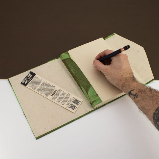 Cuaderno de Lokta con diseño floral audaz – Grande (21x15cm) – 45 hojas – Incluye marcapáginas – Verde musgo
