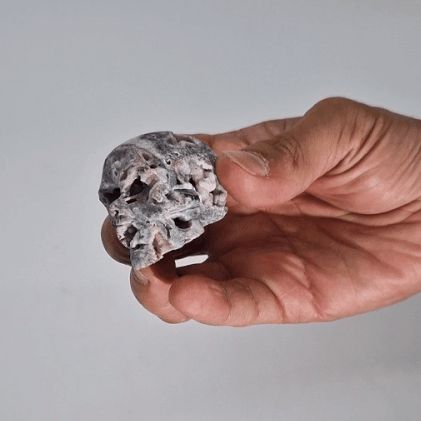 Craneo Tallado en Geodas de Calcita - (Aprox 4,5 cm) - Piedras Geodes de Calcita
