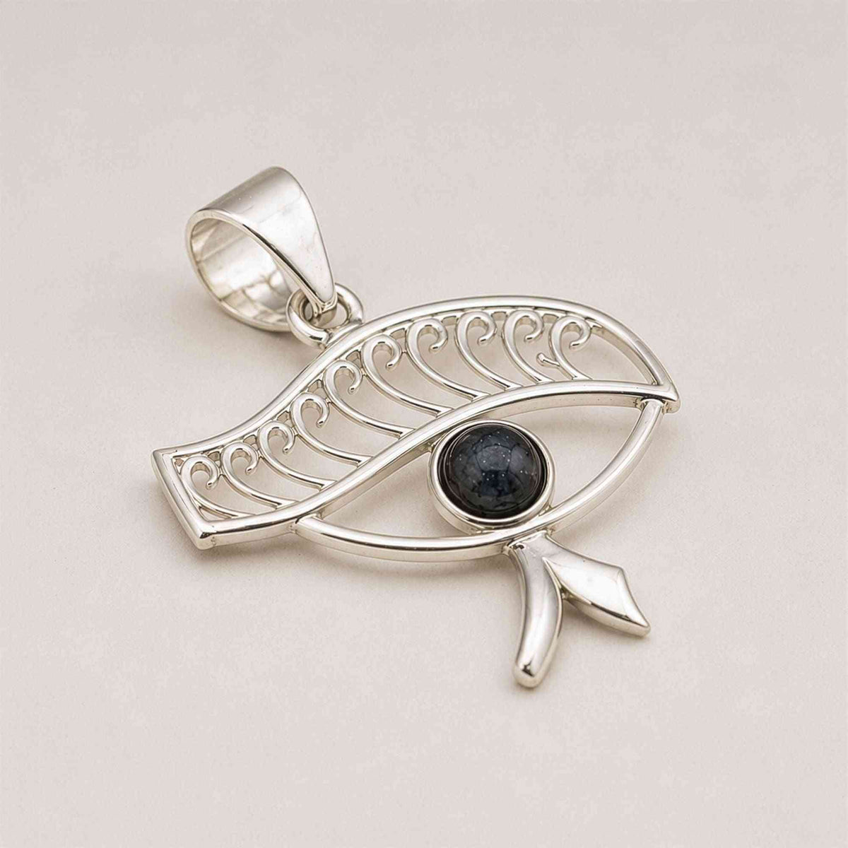 Colgantes devocionales de la India - Plateado (cordón de 45 cm) - Ojo de Cleopatra - Iolita - cleopatra colgante cordón negro