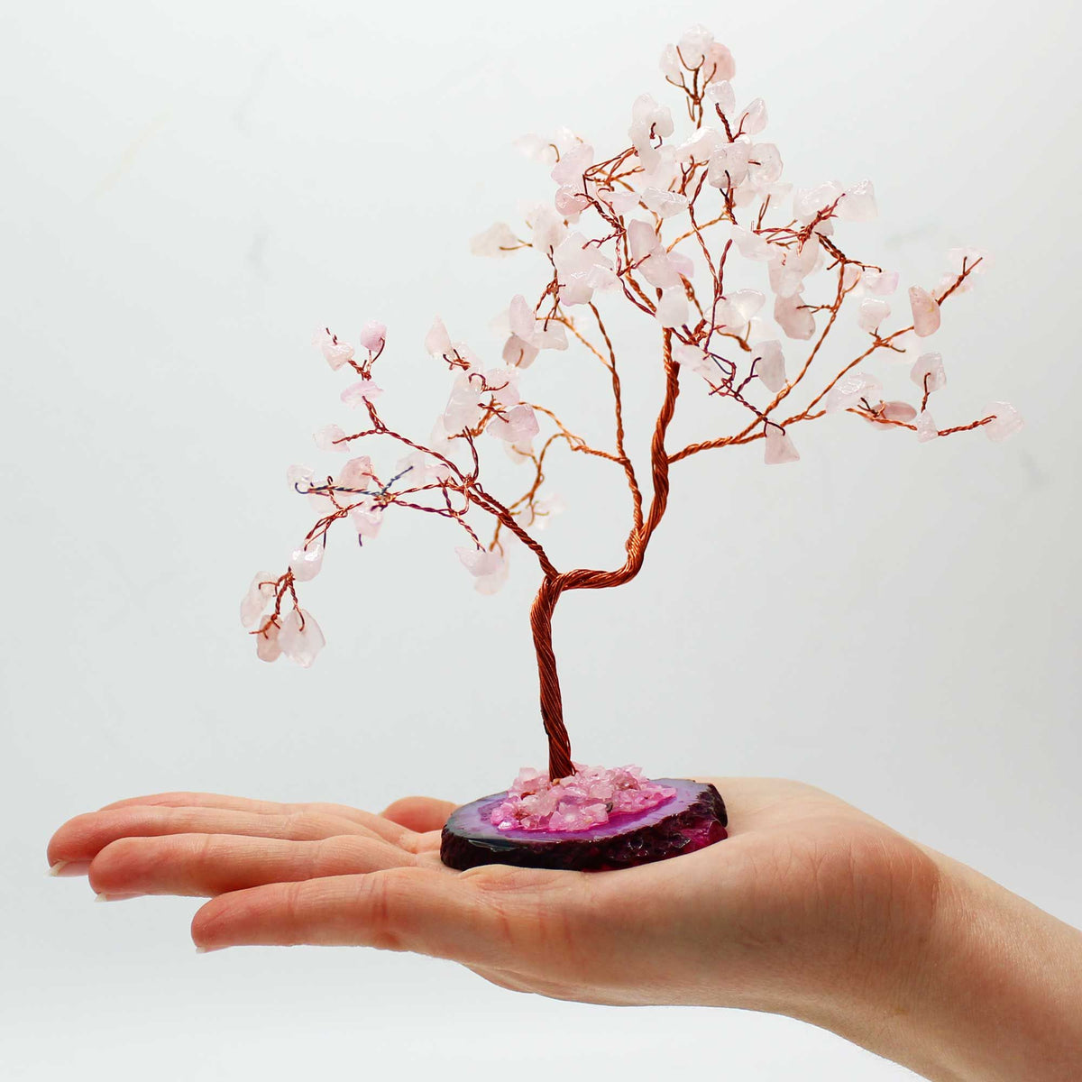 Árbol de piedras preciosas grande: Cuarzo rosa sobre base de ágata rosa (100 piedras) - Gemstone Wishing Trees