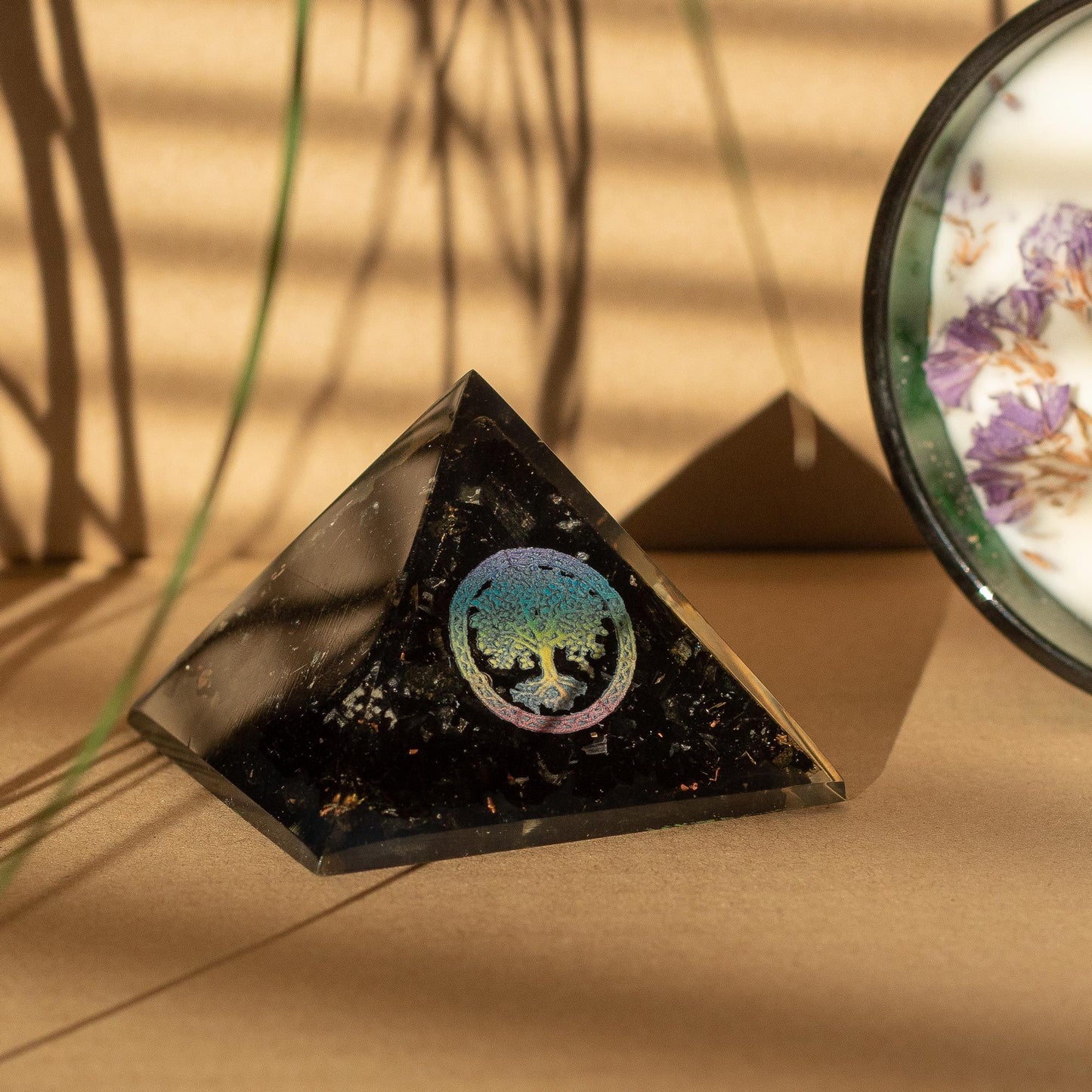 Pequeñas pirámides de orgonita 5.5x4.5cm - Árbol de la Vida - Trozos de tourmalina negra
