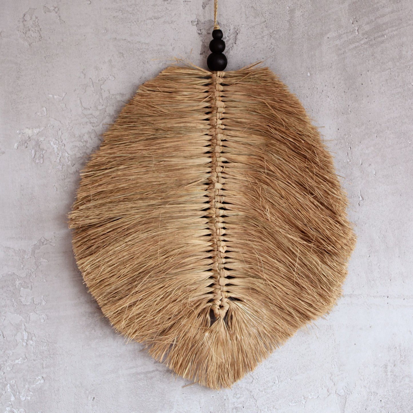 Colgante Decorativo Hoja · Rafia Trenzada y Cuentas de Madera de Pino