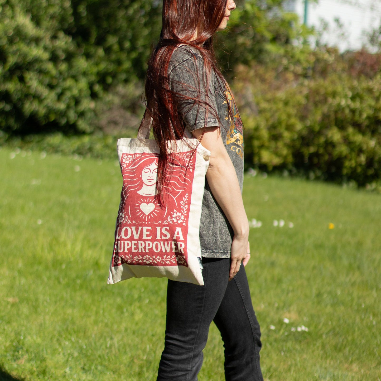 Nomad Sari Iconic Toni Tote Bag - El amor es un superpoder - Natural 10oz