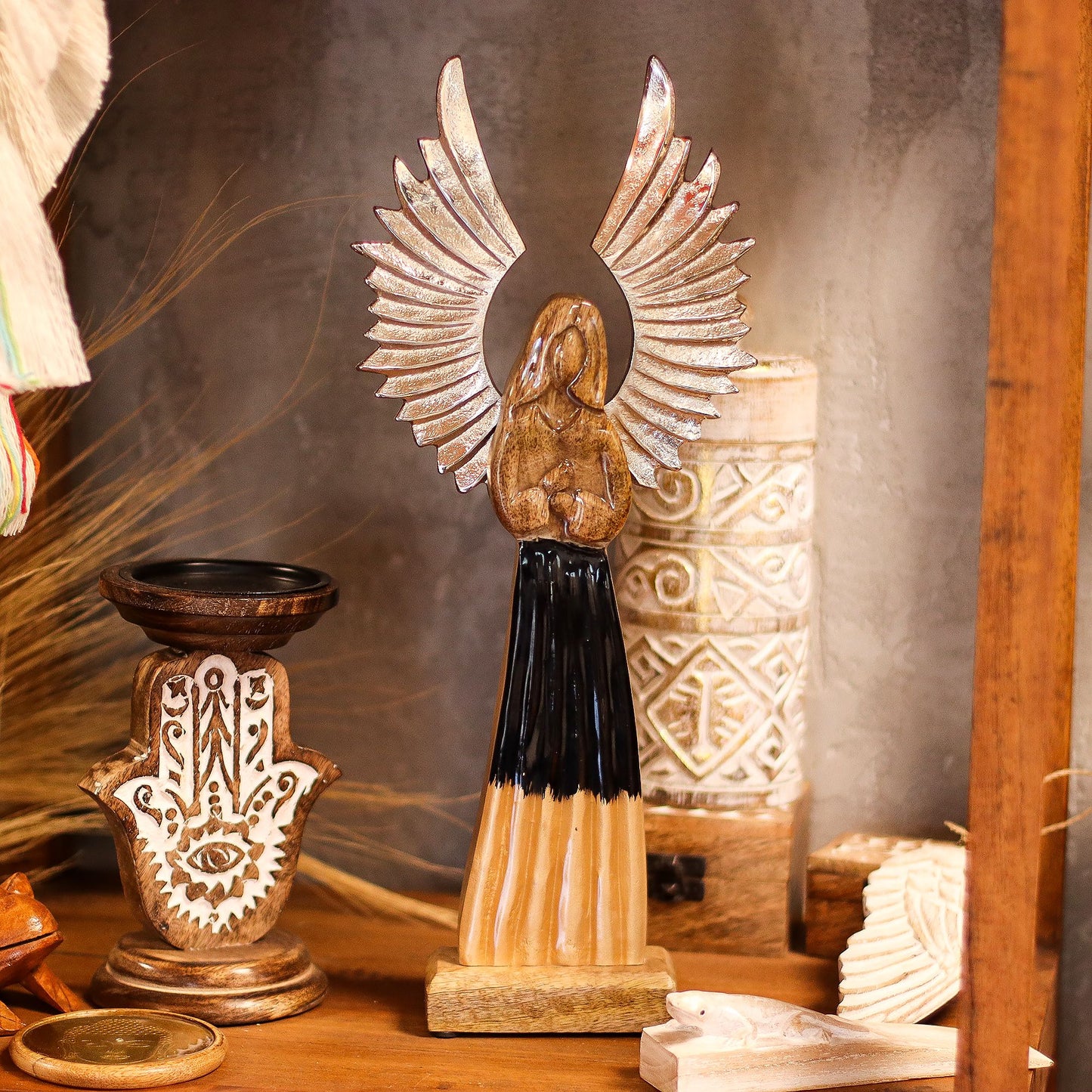 Ángel guardián de madera de mango grande, alas de metal y detalle esmaltado