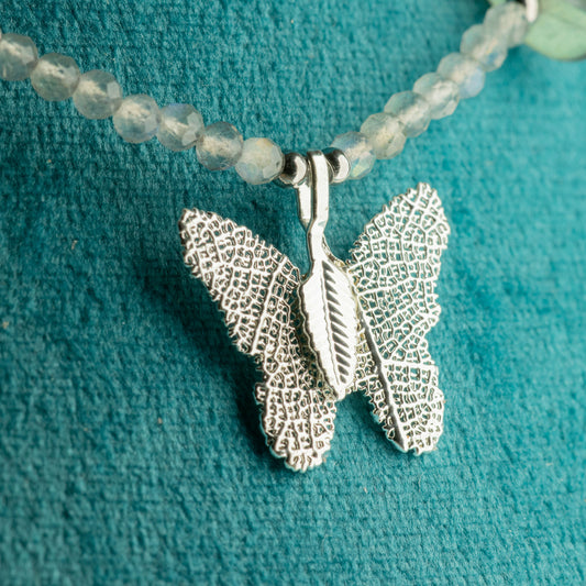 Collar de gema de labradorita Ninfa con colgante de mariposa de hoja real - Collares de gemas ninfa - Colgante de mariposa co