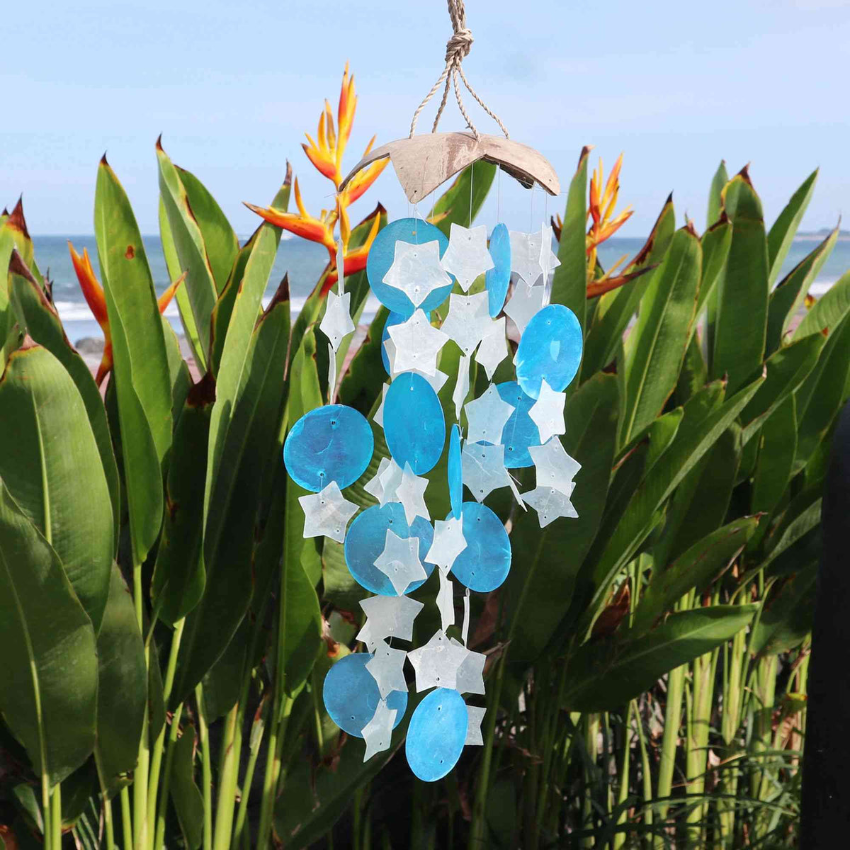 Campanas de viento de coco y capiz - Estrellas azules y blancas - 30 cm - Carillón de madera | El Bazar de Tizar