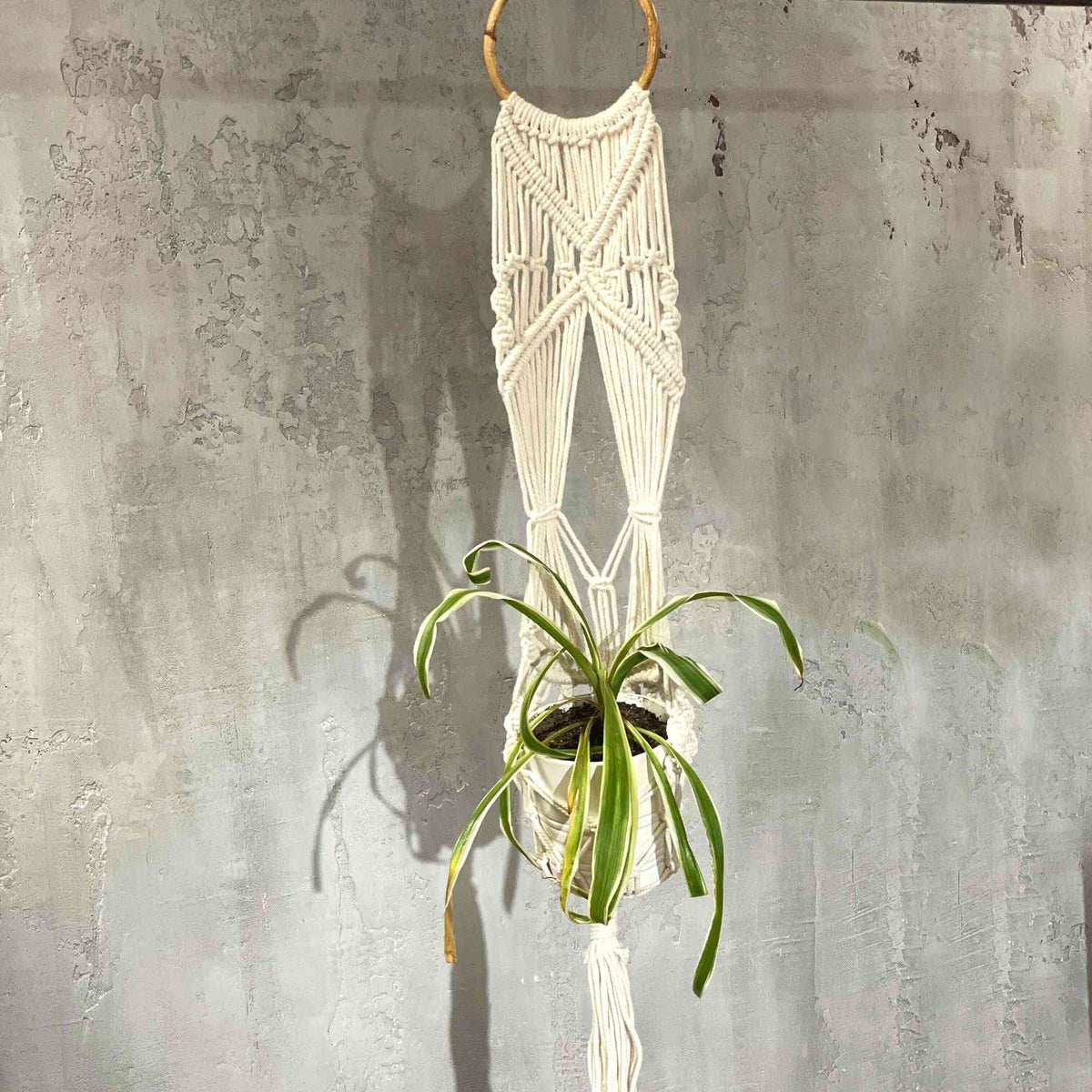 Pot de fleurs en macramé - Long avec anneau en rotin