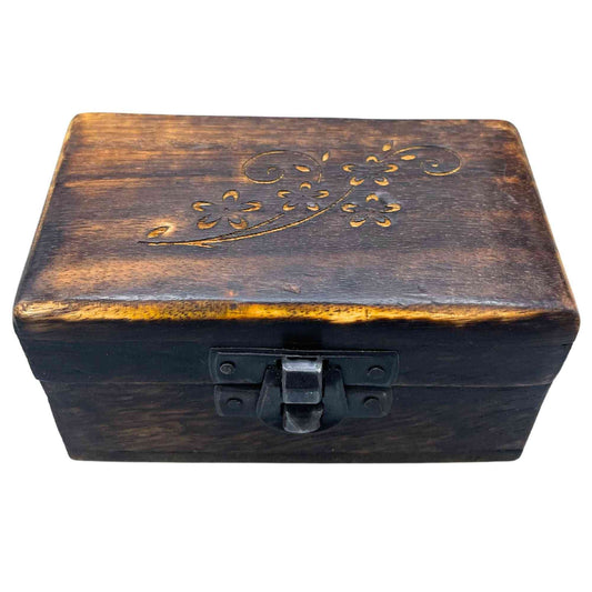 Pilulier en bois 9x5x4cm - Motifs sculptés - Assortiment