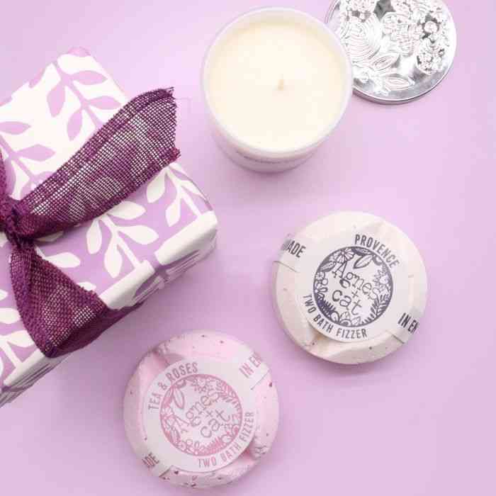 Set de Regalo: Bombas de baños de Provenza & té y rosas+ Vela de Piedra Lunar - Gift Packaging Handmade Made In UK | El Bazar