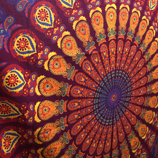 Colcha Doble de Algodón + Colgante de Pared - Mandala Pavo Real - Granate