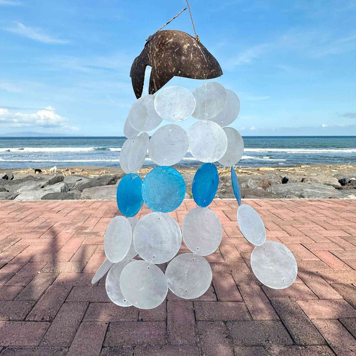 Campanas de viento de coco y capiz - Delfines azules - 30cm - Carillón de madera | El Bazar de Tizar