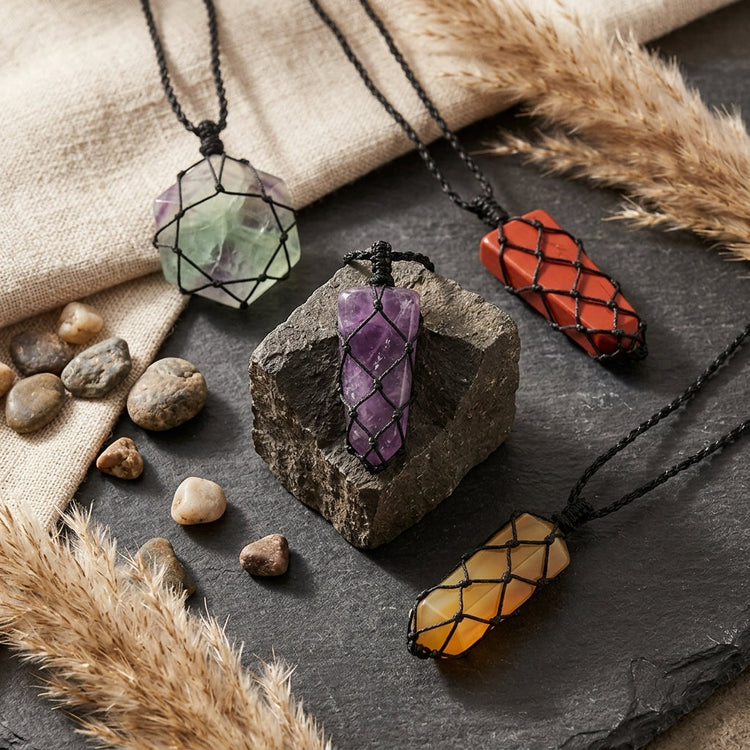 Colgantes de piedras preciosas entrelazadas