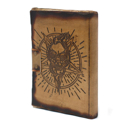 Cuaderno de Cuero Pentáculo y Calavera · Hojas Quemadas