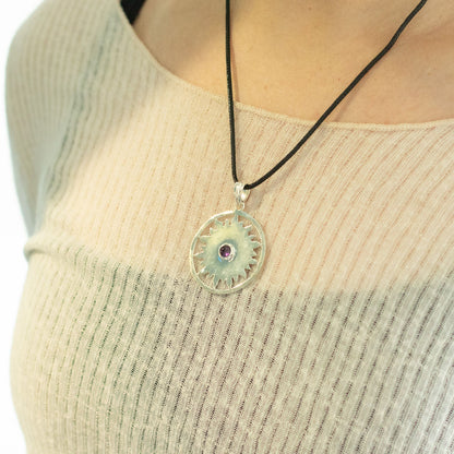 Colgante devocional de la India - plateado (cordón de 45 cm) - Amatista de adoración al sol