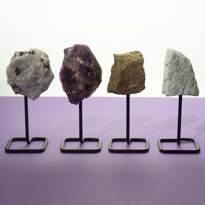 Muestra mineral en soporte metálico - Piedra lunar arcoíris