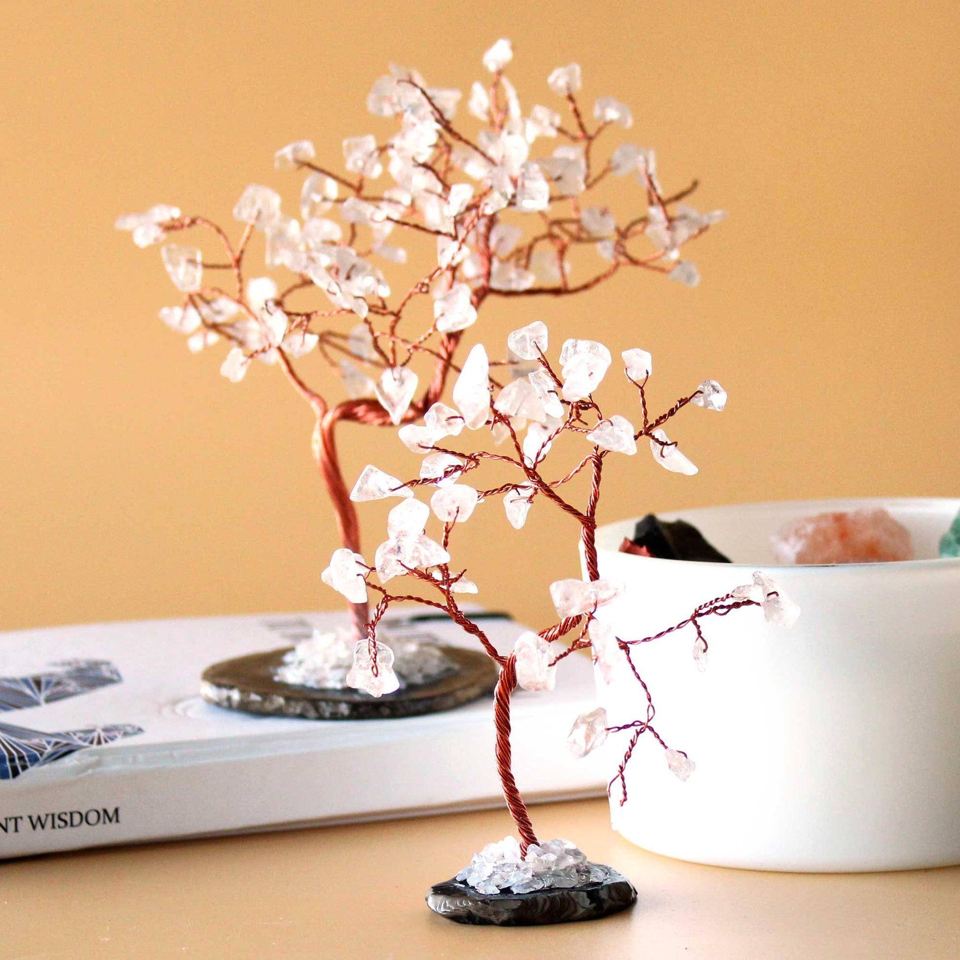 Árbol de piedras preciosas: Cuarzo de roca sobre base de ágata negra (35 piedras) - Gemstone Wishing Trees