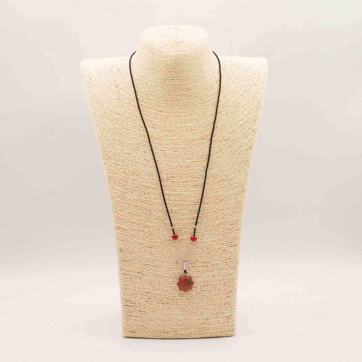 Collar de cuerda con colgante de piedra preciosa - Cara del Sol de cornalina
