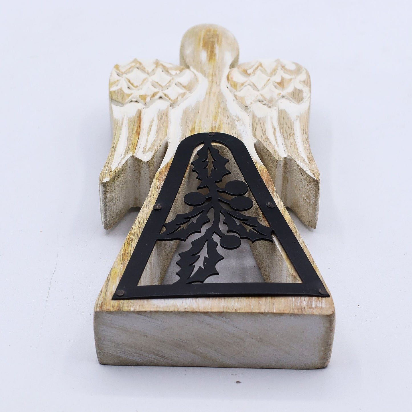 Ángel de madera de mango - acabado lavado blanco con recorte decorativo de hierro