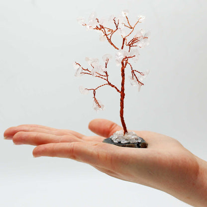 Árbol de piedras preciosas: Cuarzo de roca sobre base de ágata negra (35 piedras) - Gemstone Wishing Trees