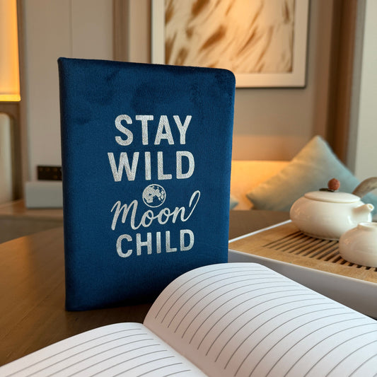 Cuaderno de terciopelo azul oscuro - 80 páginas - Mantente salvaje, hijo de la luna