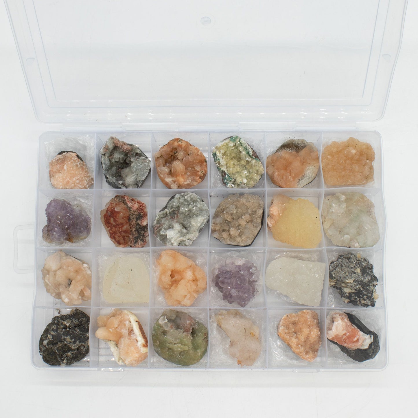 Muestras minerales - Zeolitas mixtas de la India en una vitrina (Apofilita blanca, Estilbita, Cuarzo dedo, Amatista, Estilbit