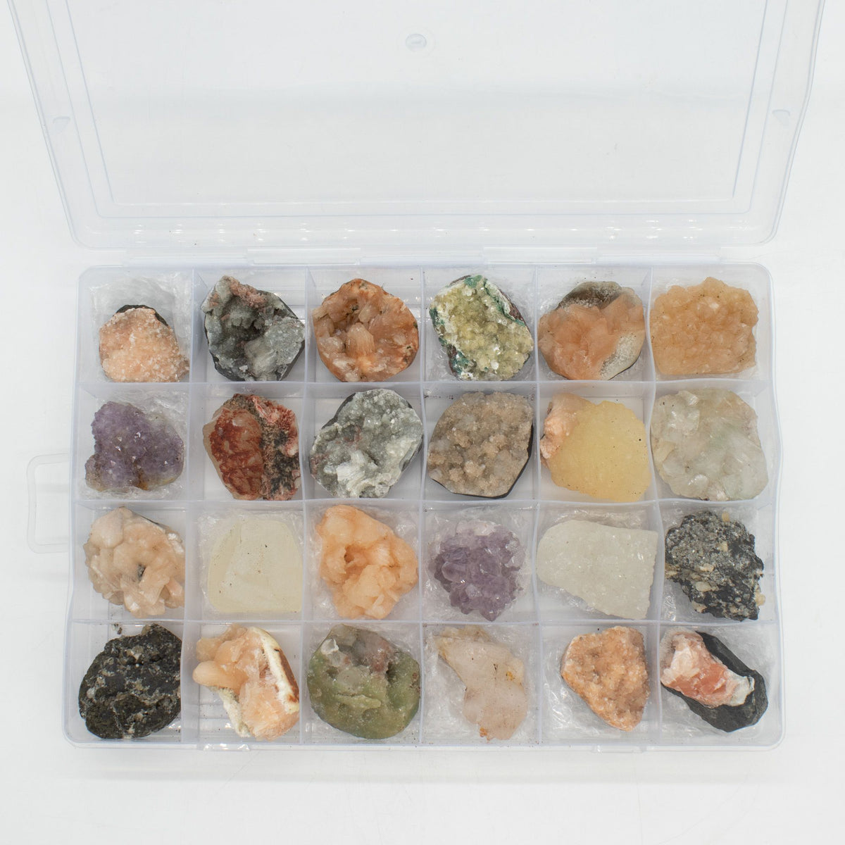 Muestras minerales - Zeolitas mixtas de la India en una vitrina (Apofilita blanca, Estilbita, Cuarzo dedo, Amatista, Estilbit