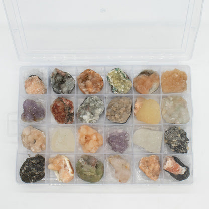 Muestras minerales - Zeolitas mixtas de la India en una vitrina (Apofilita blanca, Estilbita, Cuarzo dedo, Amatista, Estilbit