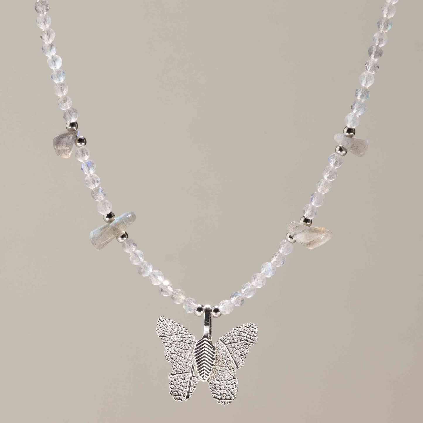 Collar de gema de labradorita Ninfa con colgante de mariposa de hoja real