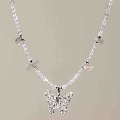 Collar de gema de labradorita Ninfa con colgante de mariposa de hoja real