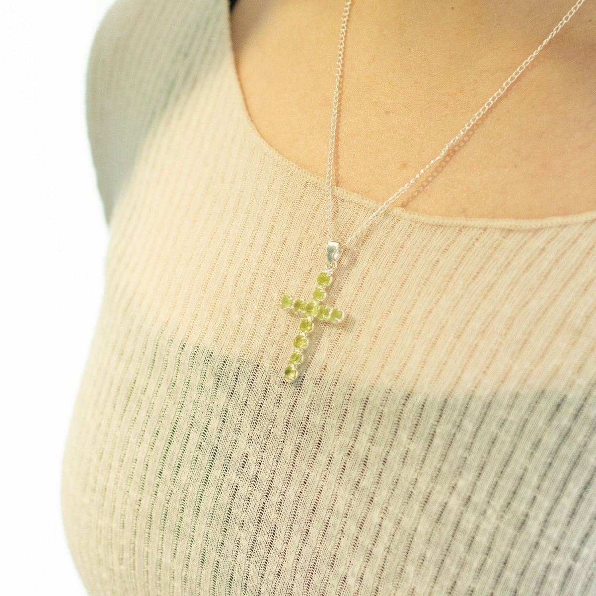Colgante devocional indio - plateado (cadena de 45 cm) - crucifijo de peridoto