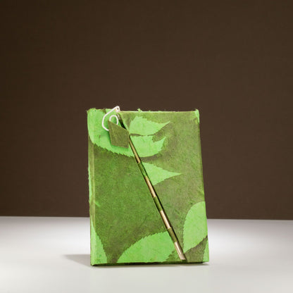 Lokta Bold Floral Bamboo Lock Notebook – Mediano (15x12cm) – 45 Hojas – Verde musgo