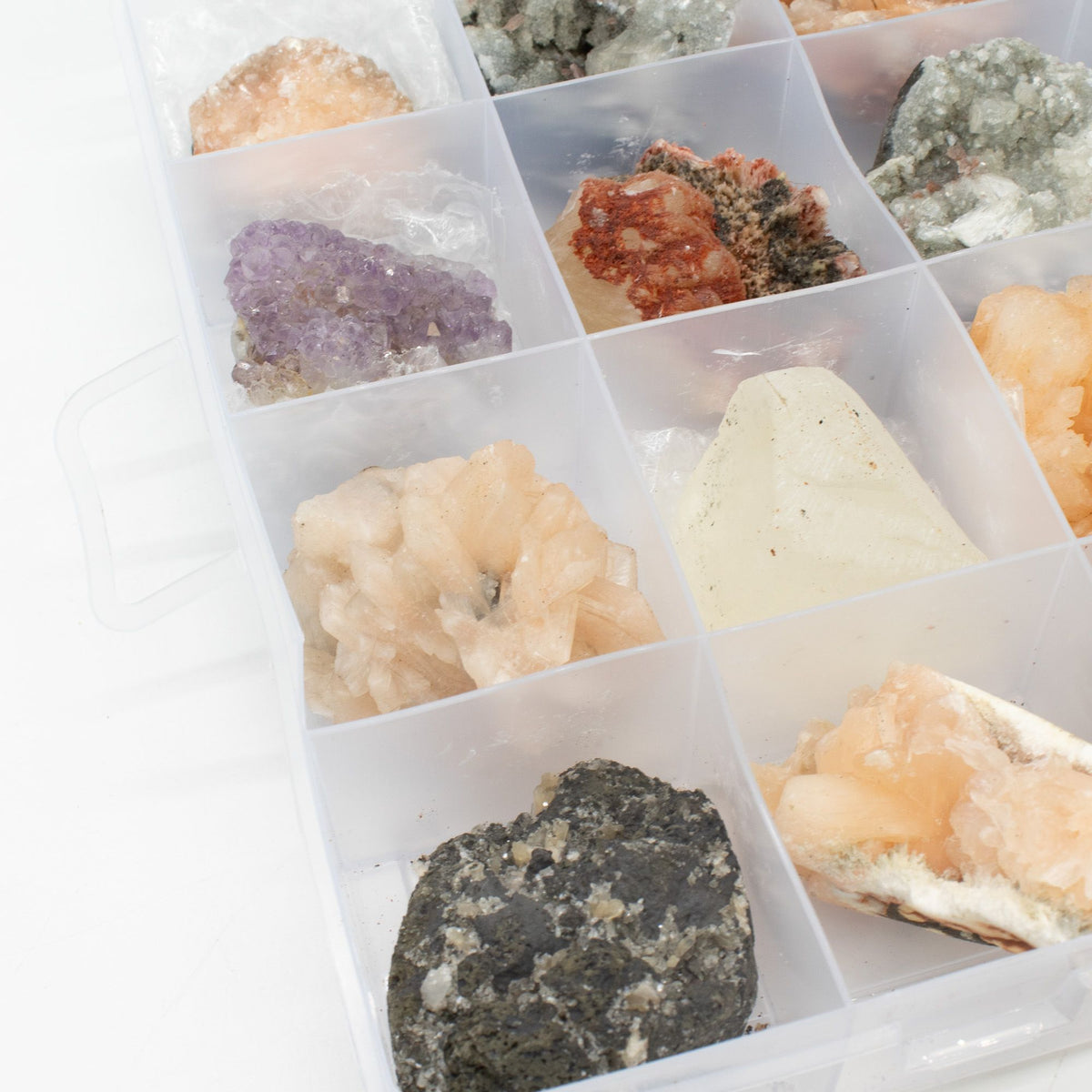 Muestras minerales - Zeolitas mixtas de la India en una vitrina (Apofilita blanca, Estilbita, Cuarzo dedo, Amatista, Estilbit