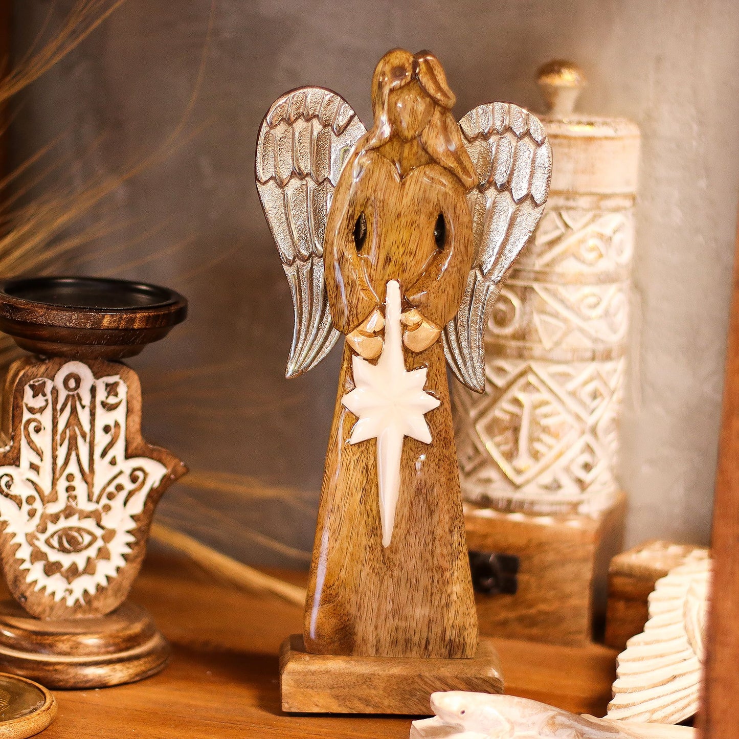 Gran Ángel de la Paz de Madera de Mango, Alas de Metal y Detalle de Esmalte