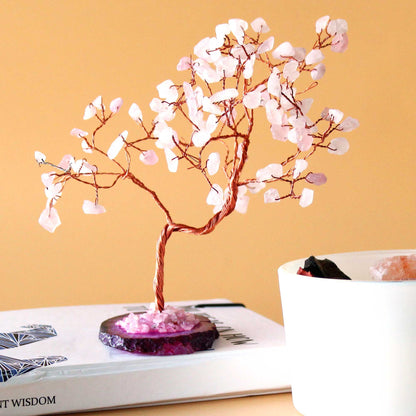 Árbol de piedras preciosas grande: Cuarzo rosa sobre base de ágata rosa (100 piedras) - Gemstone Wishing Trees