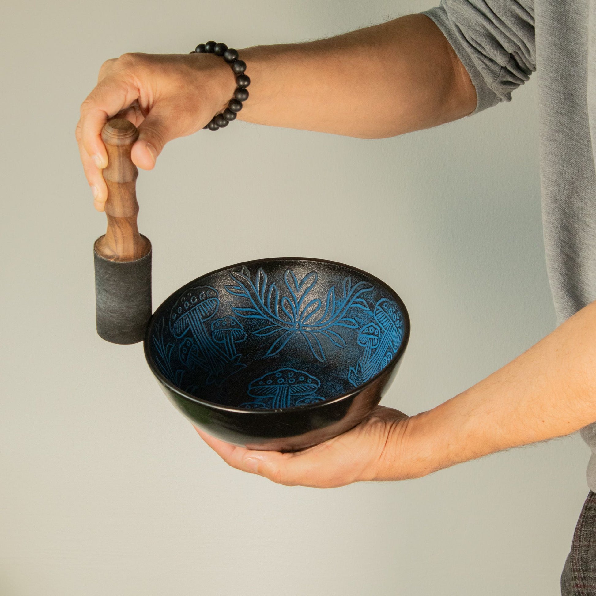 Cuenco tibetano de aluminio - hongo mágico - azul (20 cm) - Artículos Tibetanos