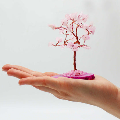 Árbol de piedras preciosas: Cuarzo rosa sobre base de ágata rosa (35 piedras) - Gemstone Wishing Trees