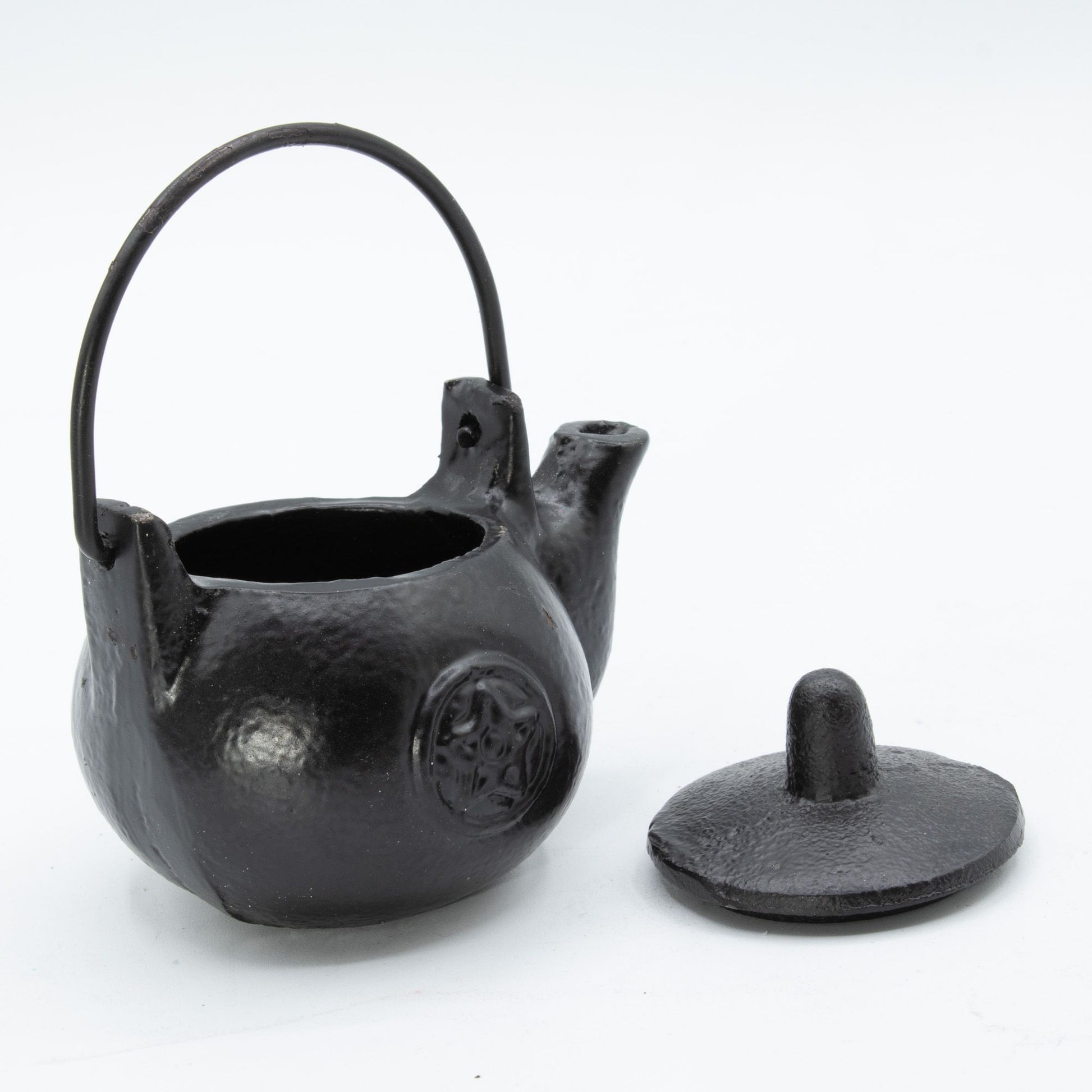 Pequeña olla ritual de hierro fundido con forma de pentágono 8x8x10 cm - Cuencos y calderos rituales
