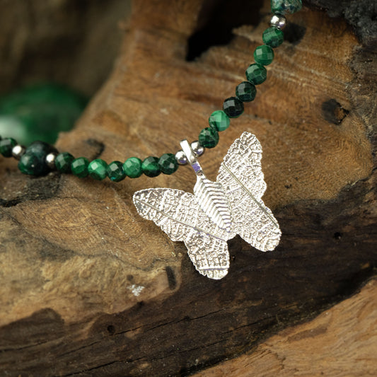 Collar de malaquita con gema de malaquita y colgante de mariposa con hoja real - Collares de gemas ninfa - Colgante de maripo