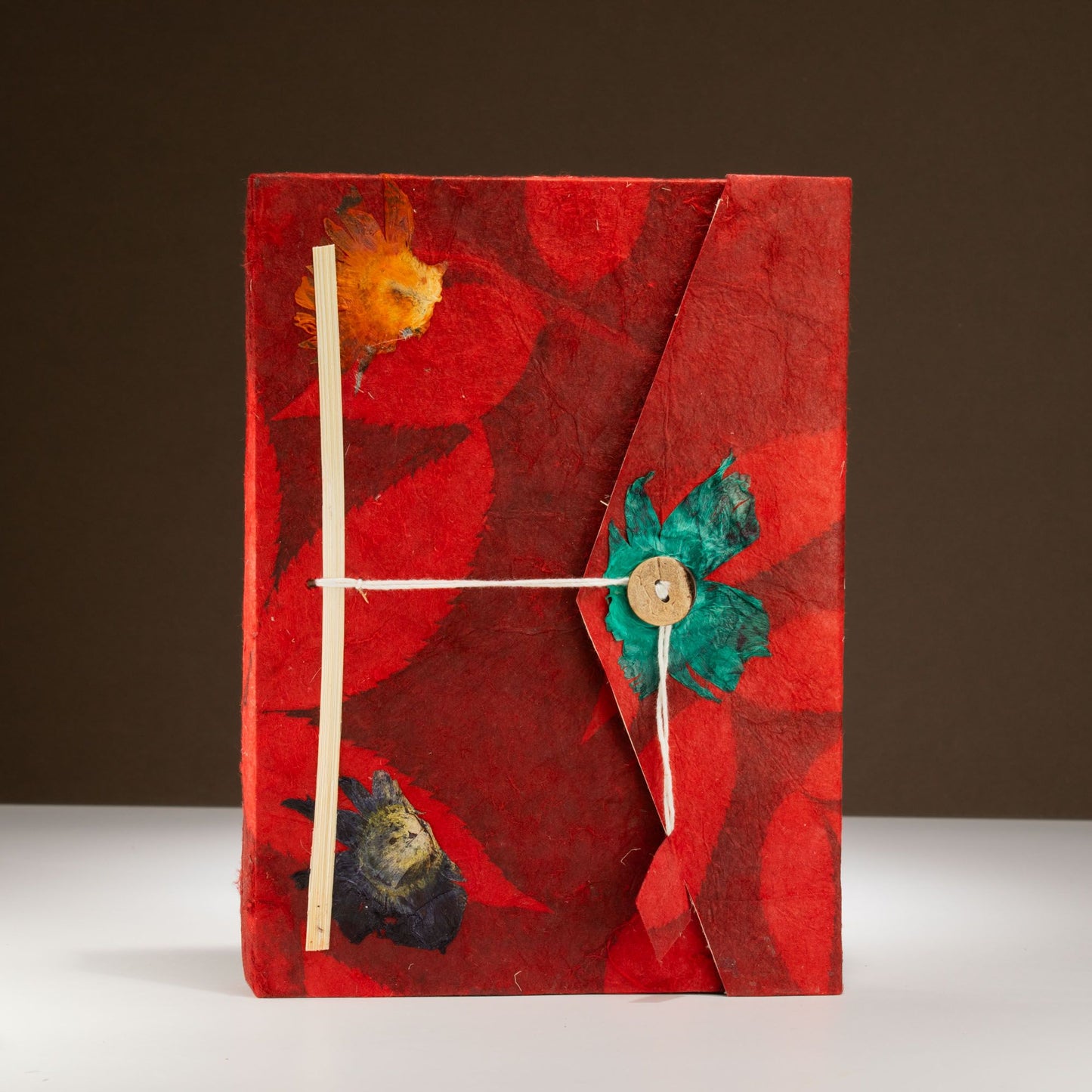 Lokta Bold Floral Notebook – Grande (21x15cm) – 45 hojas – Incluye marcador – rubí