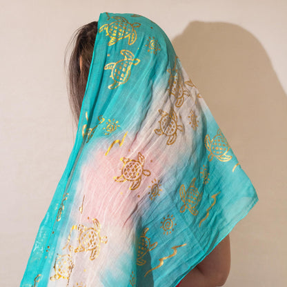 Nomad Sari Pañuelo de Verano – Estampado de Tortugas – Turquesa (180 × 50 cm)