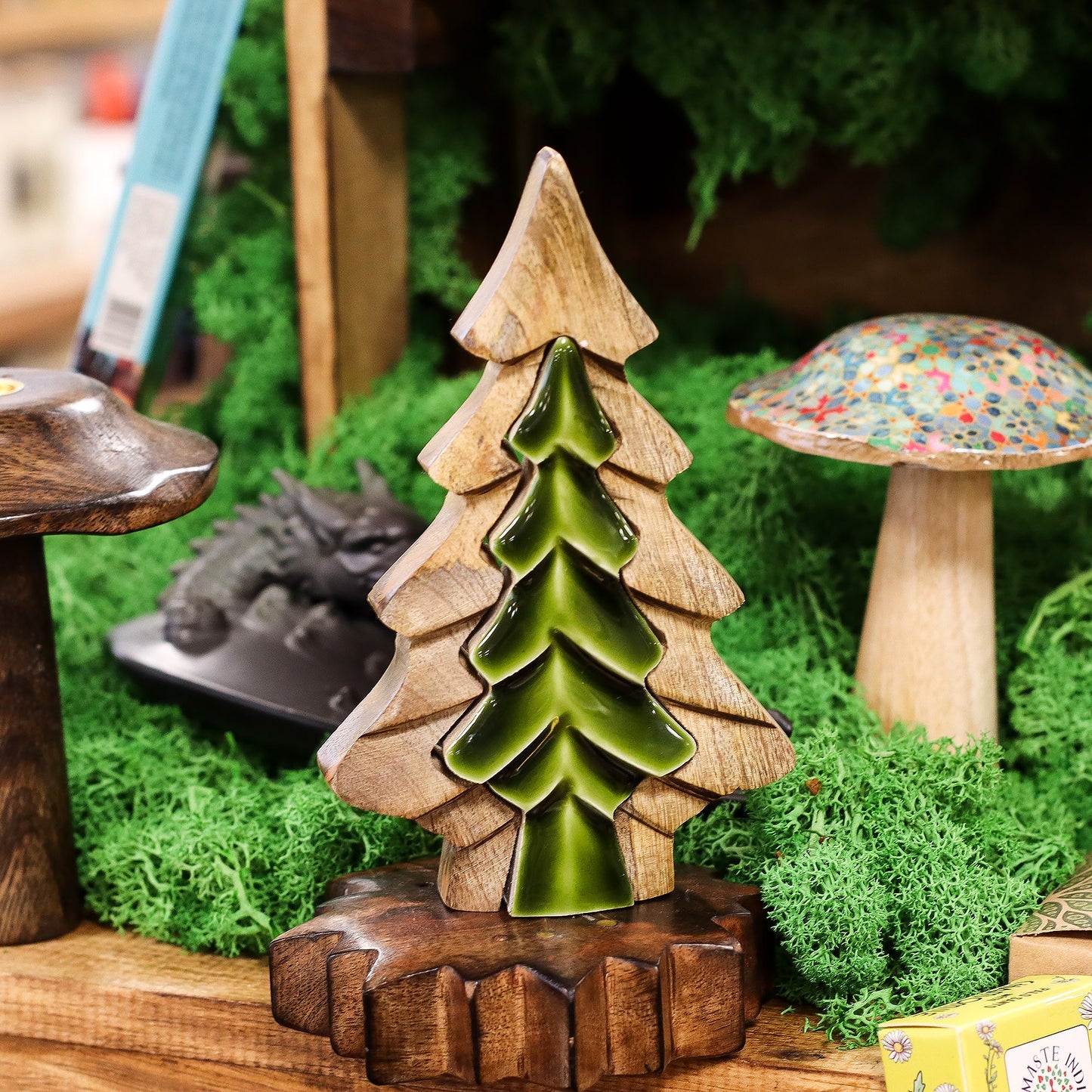 Perdido en el Bosque - Decoración de madera con un pequeño árbol dentro de un árbol - 15x10 cm