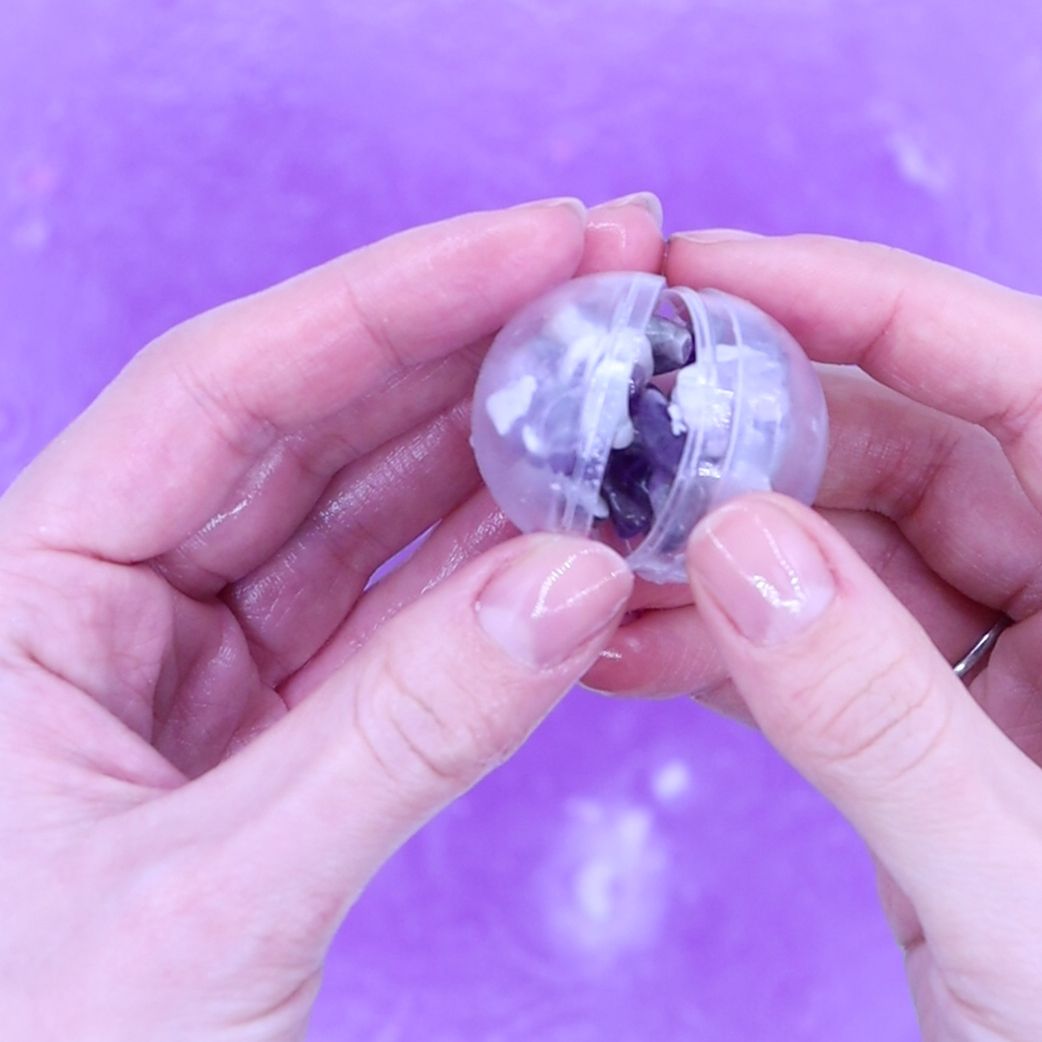 Bomba de baño con pulsera de gemas de cuarzo rosa