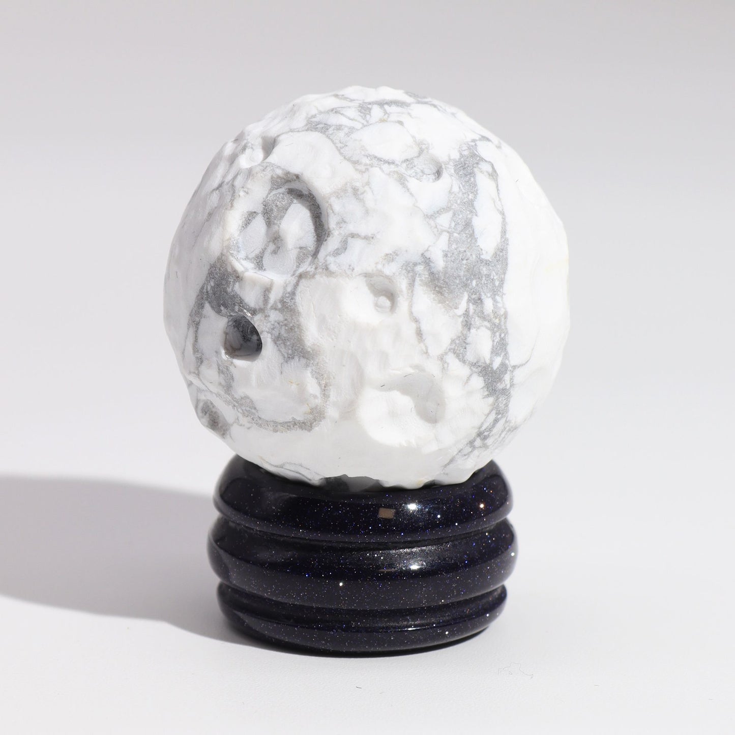 1x Planeta Howlite Blanco con Soporte Solar (LUA) - 40mm - Planetas de piedras preciosas con apoyo solar