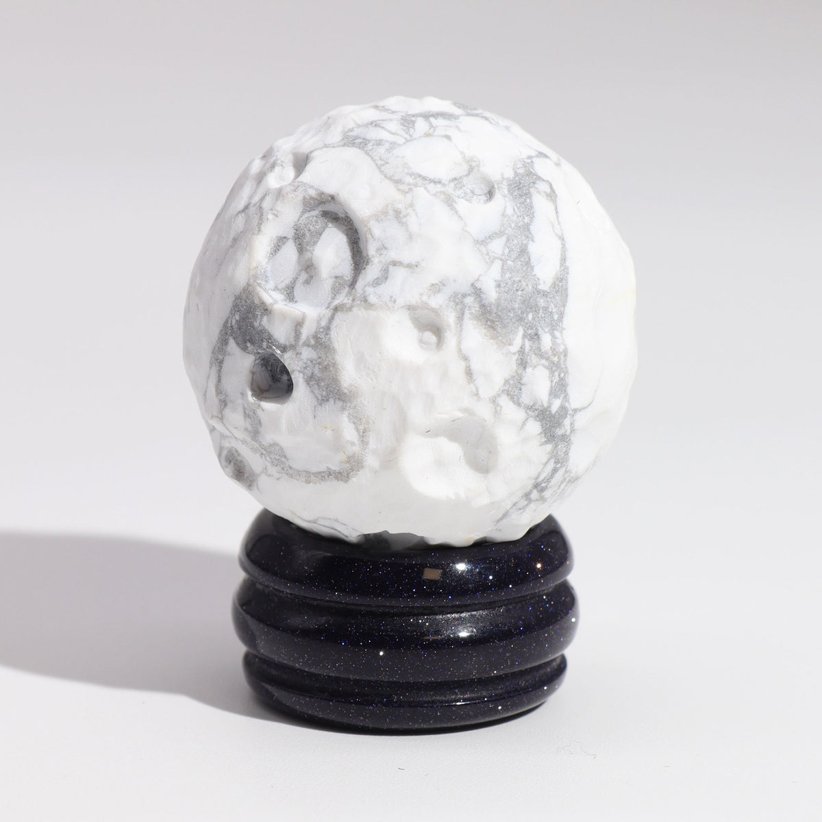 1x Planeta Howlite Blanco con Soporte Solar (LUA) - 40mm - Planetas de piedras preciosas con apoyo solar