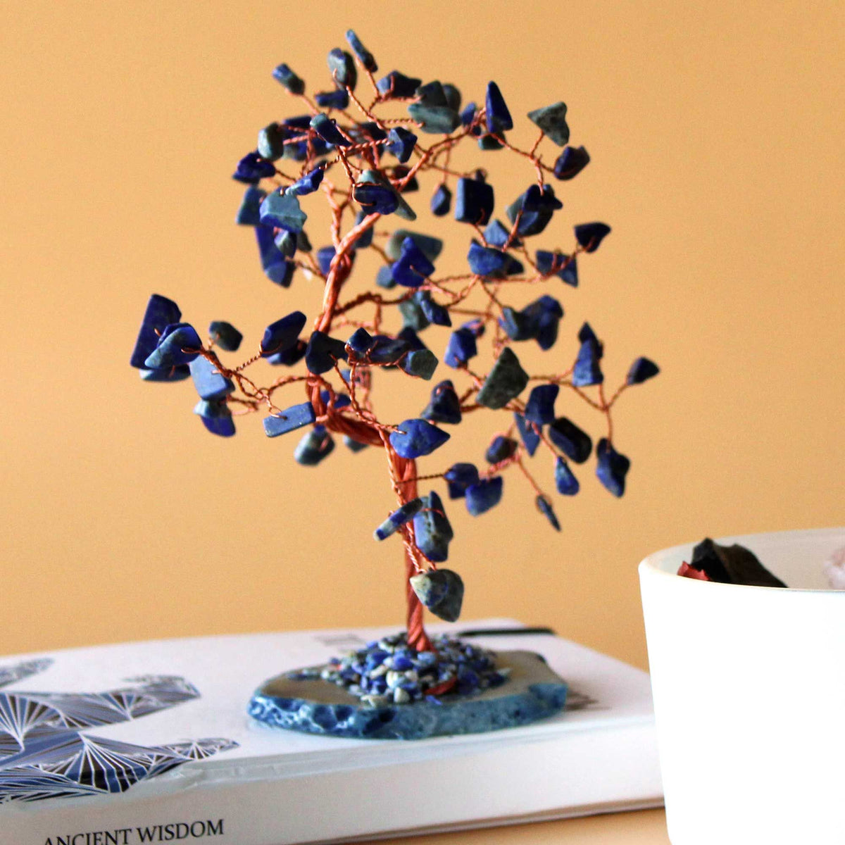 Árbol de piedras preciosas grande: Sodalita sobre base de ágata azul (100 piedras) - Gemstone Wishing Trees
