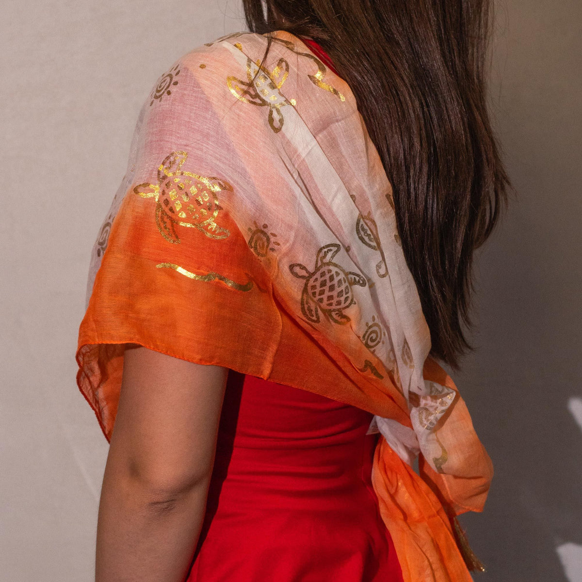 Pañuelo Nomad Sari Verano con estampado de tortugas - coral (180x50cm)